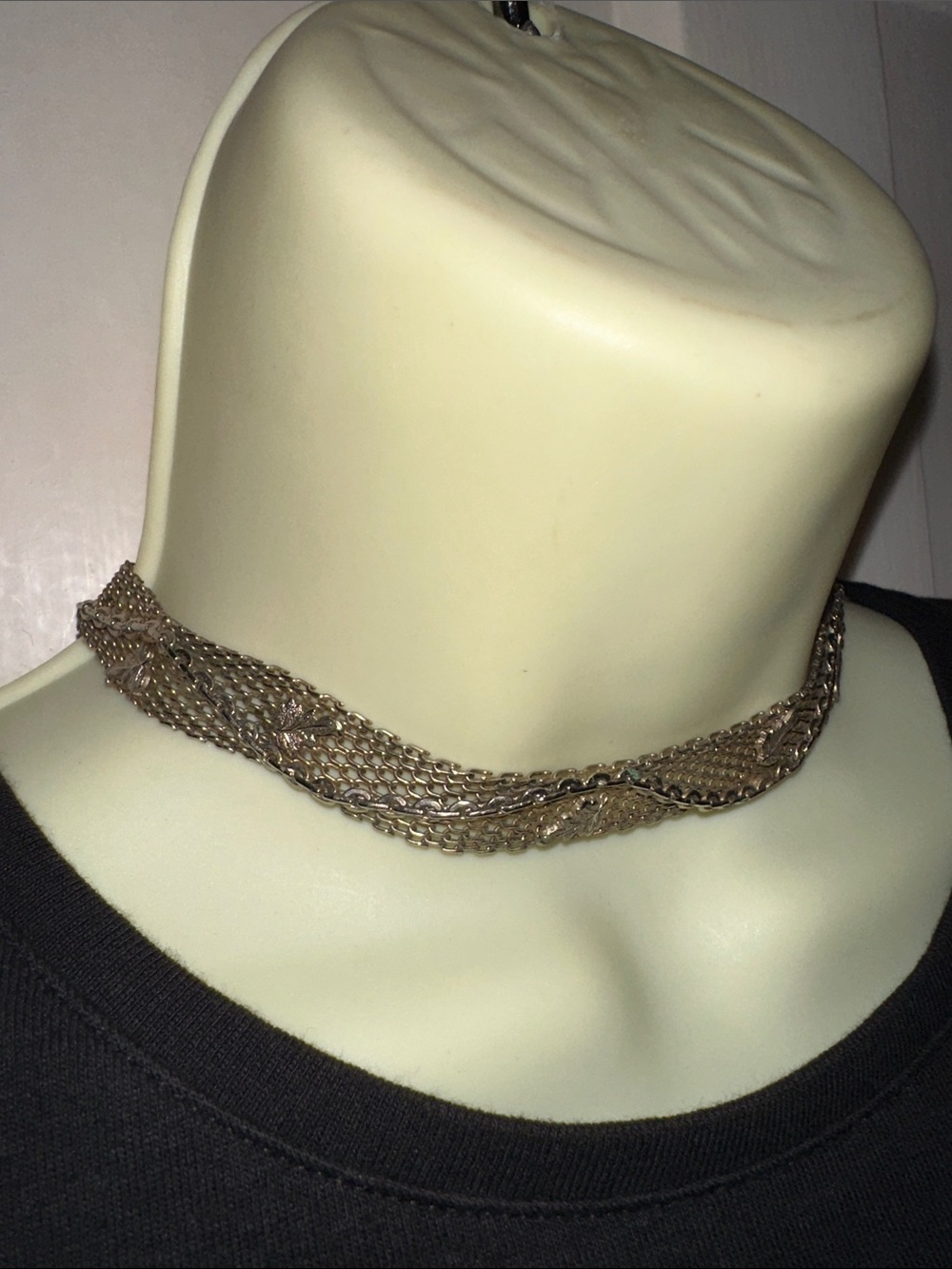 Vintage Gold-Tone Mesh Choker‎ Necklace with Leaf Embellishments